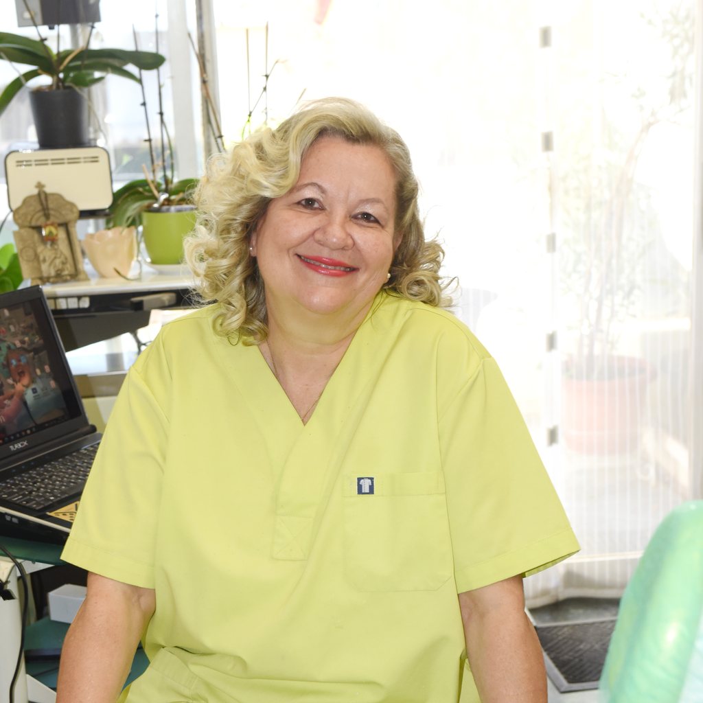 Christiane Wulff in ihrer Zahnarztpraxis